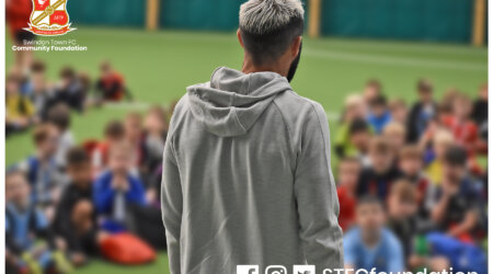 Charlie Austin Presents Trophies for October Holiday Course